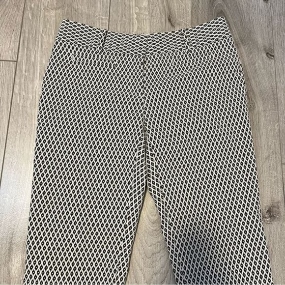 Ann Taylor Textured geometric pattern Devin Cropped Straight legs Pants size 2 - Picture 3 of 8
